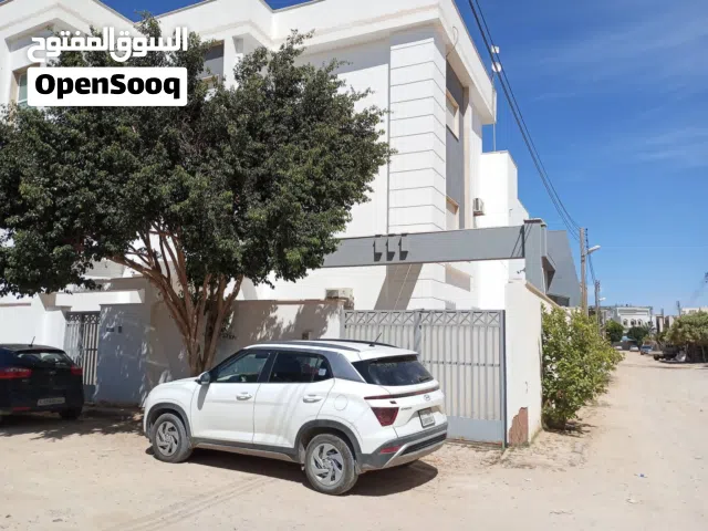 دور ارضي من فيلا للايجار بجنانه مستقل جديد