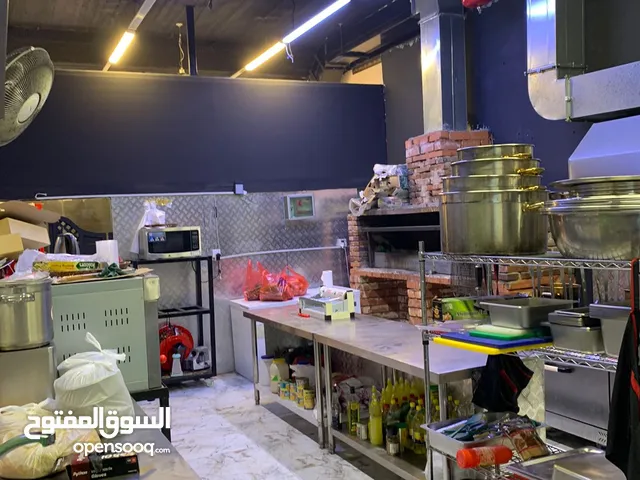 معطم للبيع بسعر رمزي للضرورة معدات ربع عمرها بالإضافة لكادر خبرة قوية وموقع رهيب للساعة 4 الفجر
