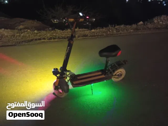 سكوتر للبيع او للبدل مع بلاي ستيشن ولازم يكون نظيف