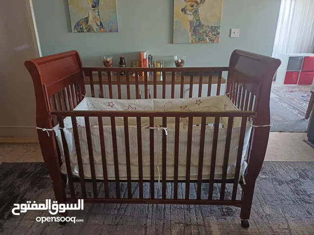 سرير أطفال خشب بحالة جيدة مع مرتبة وملحقات