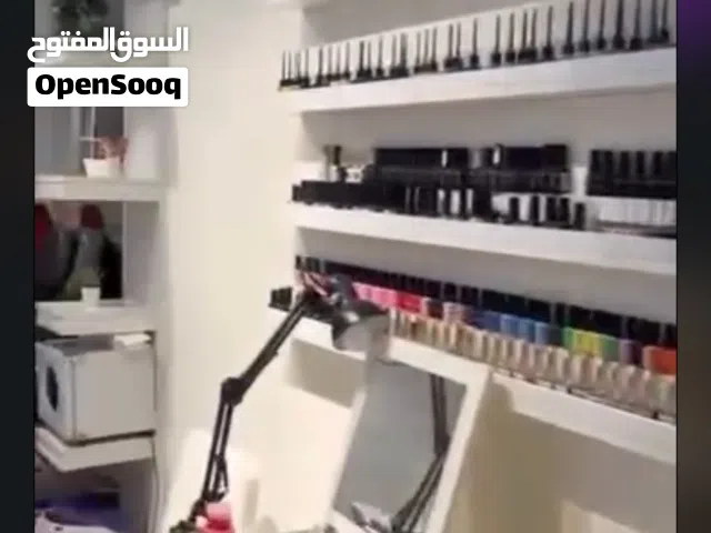 صالون للبيع، بموقع مميز جدا