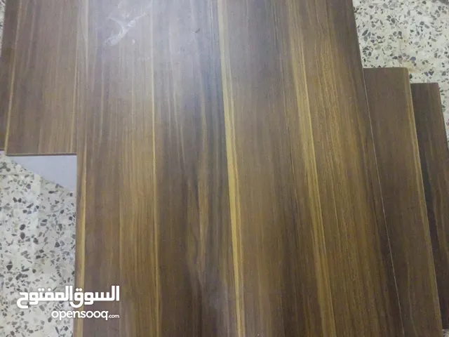 طقم طربيزات وسط مع اربع طربيزات مساعد