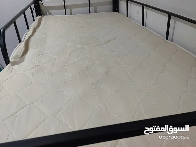 سرير ودولاب