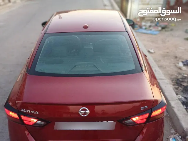 2021نيسان اليتما 21 لون احمر