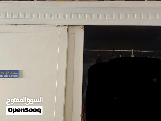 خزانة خشب لاتيه ب 25د قابل للتفاوض ظرفتين كبار سحاب لون أبيض مع جرارين كبار بسعر 25د وقابل للتفاوض