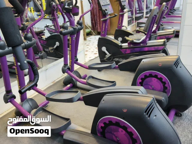 للبيع كامل اجهزة رياضية لايف فتنس وماركات امريكي تصفية قاعة نظافة 90٪
