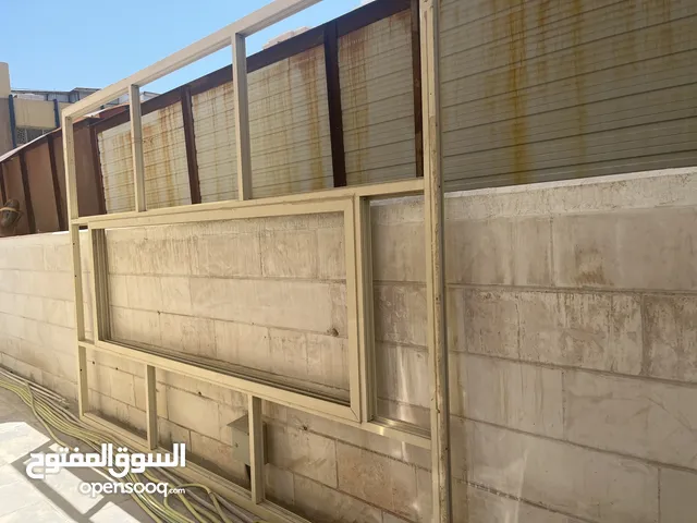 بلكونة خارجية كاملة بالشباك والزجاج