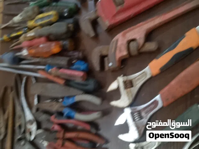 عدد يدوية مشكلة مفاتيح مواسير ومفكات وزرديات ومفاتيح شق رنق وبكسات