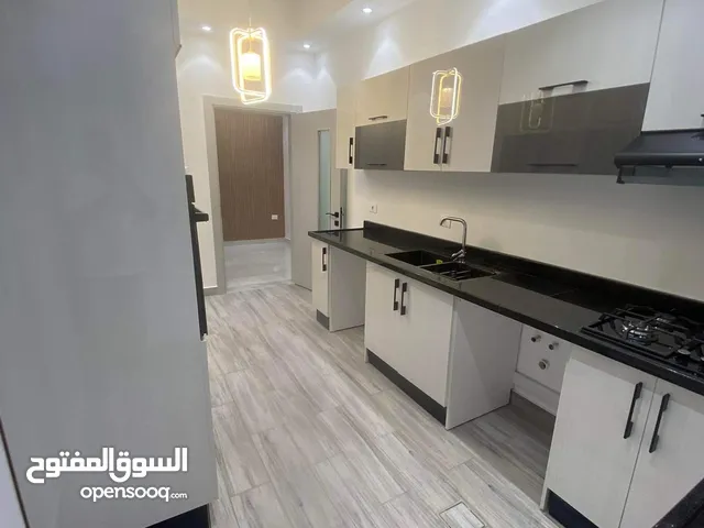 شقة ارضية جديدة حجم كبيرة في مدينة طرابلس منطقة زناته الجديدة داخل المخطط
