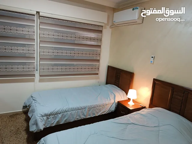 شقة ارضية مفروشة في الجبيهة بالقرب من الجامعه الاردنيه و جامعة الاميرة سمية من المالك مباشرة
