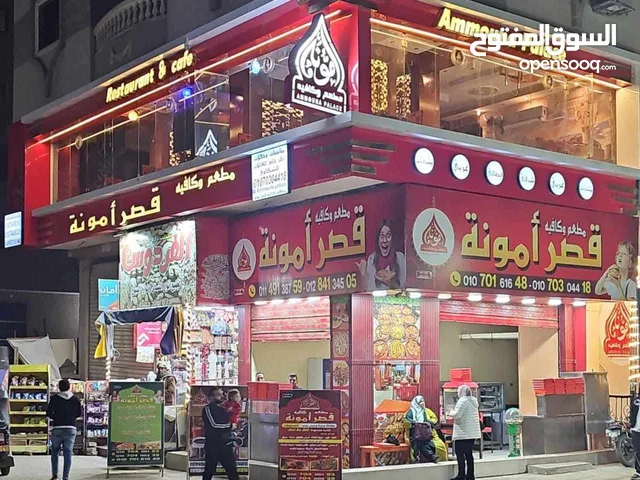 بيع مطعم وكافيه.. بالمعدات والديكورات والكهرباء 3فاز وسلم طوارىء وسلم خاص ارضي ودور اداري على رئيسي