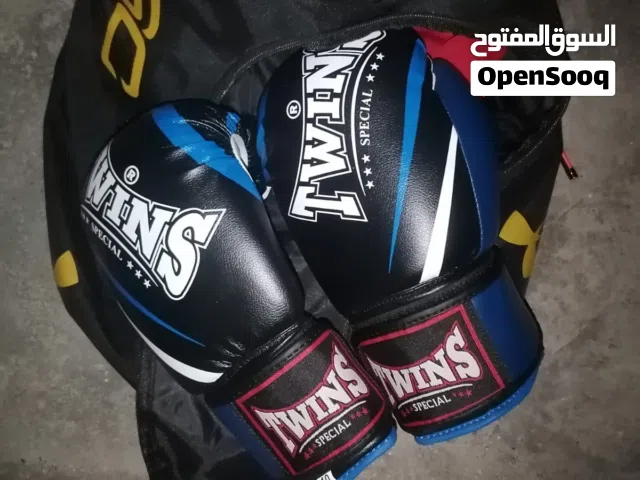 جفوف ملاكمة Twins ويا باندجات يد + جنطة رياضية للبيع، اقرا الوصف