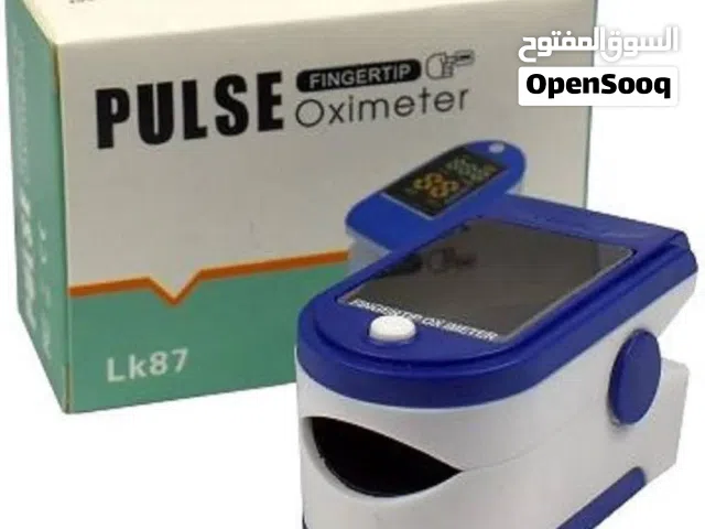 الجهاز الموجود في الصورة هو جهاز قياس التأكسج النبضي (Fingertip Pulse Oximeter