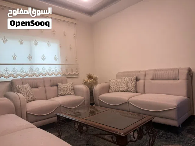 كنب او كورنر لون عاجي او طحيني للبيع المستعجل