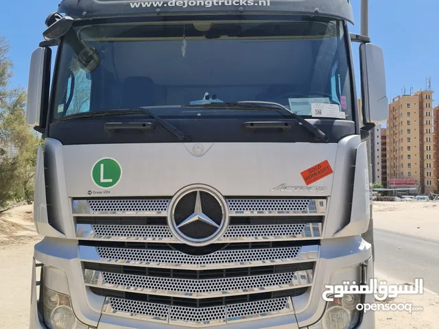 Tractor Unit Mercedes Benz 2013 in Al Ahmadi