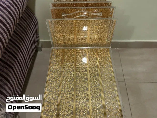 طاولات تقديم أكرليك لون ذهبي قابلة للطي مع استاند بحالة ممتازة نظيف جدا