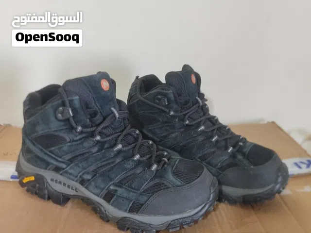 أحذية  وحقائب هايكنج  وتسلق و camelbak متخصصة من شركة عالمية نمر مختلفة