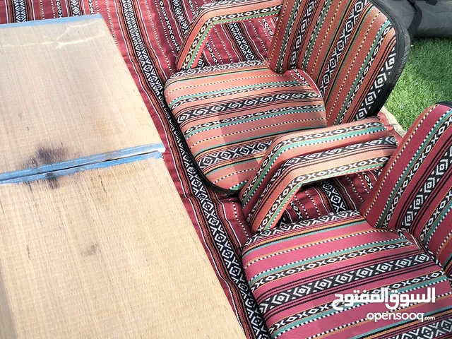 أرجوحه لشخصين مع جلسه أرضية فرشه و4كراسي وطاوله. سبب البيع التغير