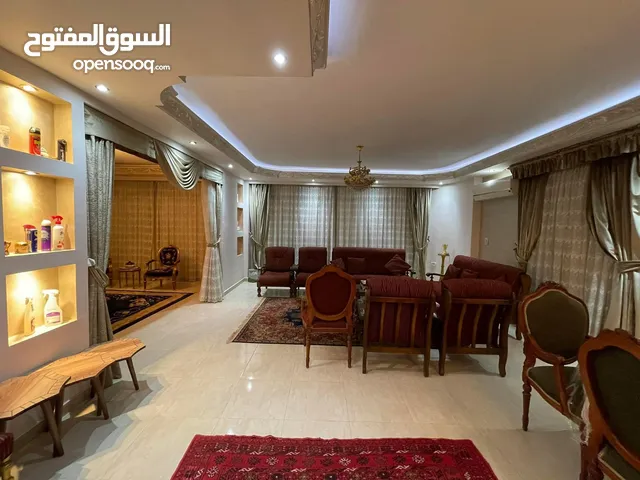 من المالك، 6 اكتوبر الحي الخامس، شقة 230م, مساحة الدور، تشطيب اكسترا سوبر لوكس,مطبخ جاهز.