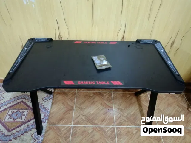 طاولة جيمنج وتصلح لدراسه مع إناره LED جانبيه وجهاز تحكم قابل للتفاوض بالمعقول