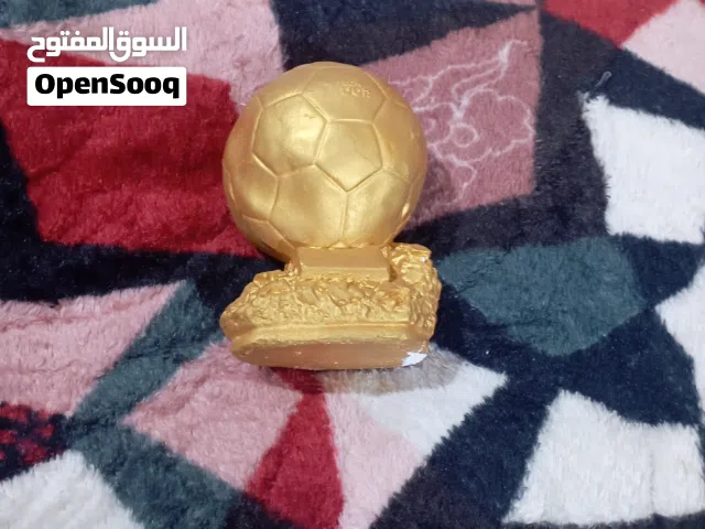 عمل يدوي فنيي للكره الذهبيه