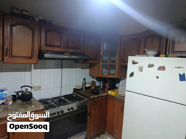 مطبخ خشب مستعمل بحاجة صيانة مع الرخام