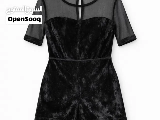 جمبسوت أنيق باللون الأسود، مصنوع من قماش ناعم ومريح، يتميز بتصميم عصري يبرز أنوثتك ويمنحك إطلالة راق