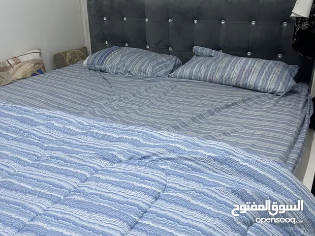 Used King Size Bed. Clean and Tidy.. Urgent sale.. سرير مستعمل بحجم كينج. نظيف ومرتب.. بيع عاجل..