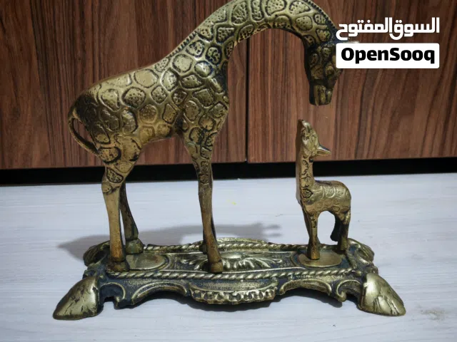 زرافة مع صغيرها نحاس اصفر وزن حوالي 2 كيلو طول 25 ارتفاع 23 بحالة ممتازة للبيع بسعر 25د عنوان عمان