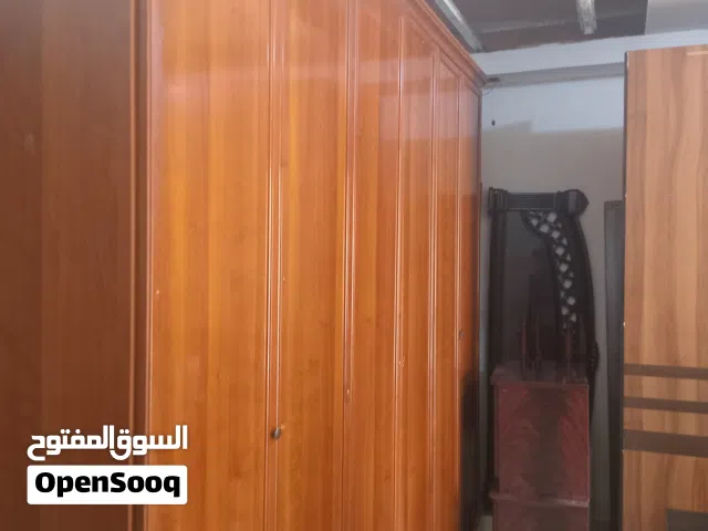 دولاب مهني إيطالي نظيف ستة أبواب للبيع