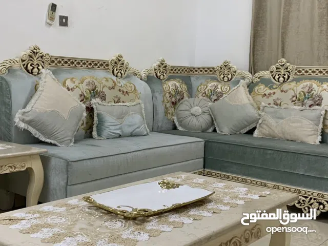 كنب زاوية كلاسيكي فخم بحالة ممتازة مع طاولة وسط وطاولتين جانبيتين – للبيع في العين