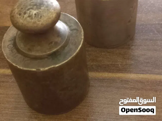 ثقل وزن ميزان  5 kg نحاس  عمرها يزيد علي  60عام