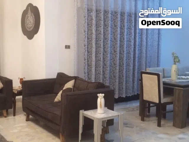 غرفة ضيوف كاملة مع سجاد وبوفيه معها مراية وطاولة ل8 مقاعد وكنبايات والطاولة وثريات وبرادي