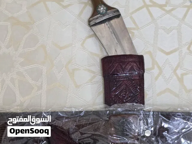 جنبيه بجلد بنقوشات يدويه ~ قرن زراف طبيعي مناسب جدا مع مسكه اليد [ شغل يدوي و جلد بلون بني فاخر ]