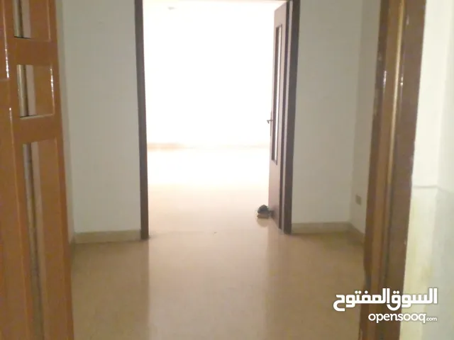 شقة مميزة بتقطيعها الداخلية وبلاكين جميع الاتجاهات