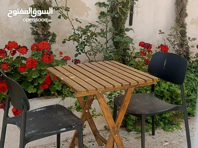 طاولات داخليه و خارجيه مع كراسي من ايكيا عدد كبير بحاله الوكاله وبأقل من استخدام شهرين