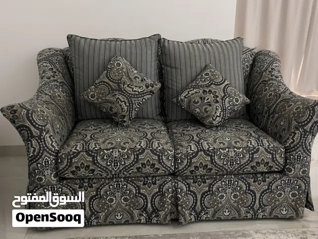 للبيع طقم كنب كامل نظيف وقليل الاستخدام قابل للتفاوض