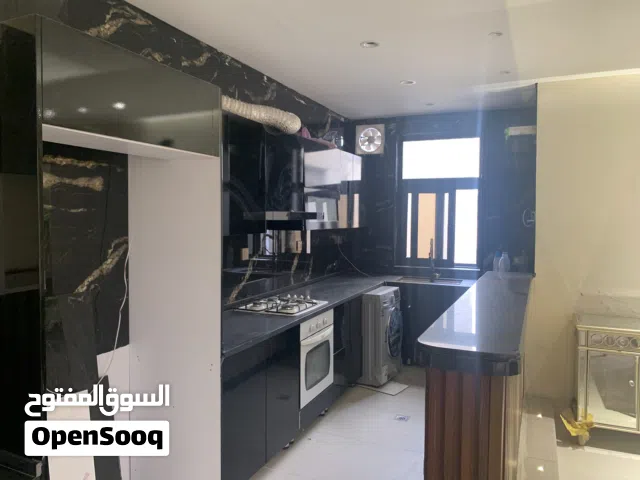 بيت للايجار يتالف من ثلاث طوابق كل طابق له خدماته نص مفروش ، خمس غرف نوم، ثلاث حمامات ، غرفه حارس