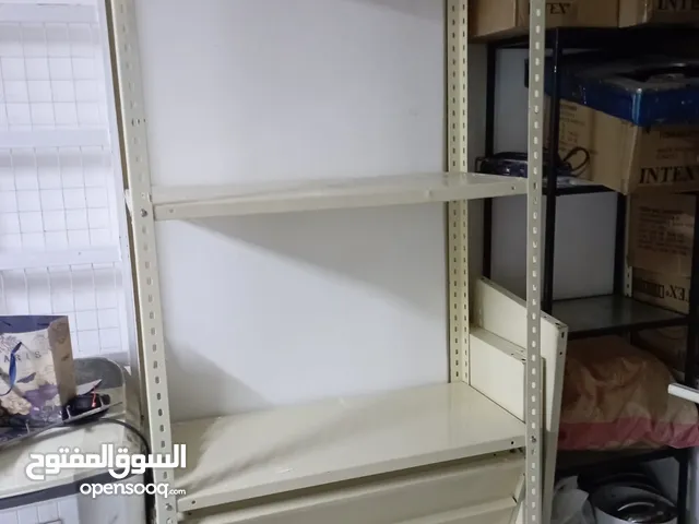 استندات حديد للتخزين او داخل محل مع الارفف وأغراضها
