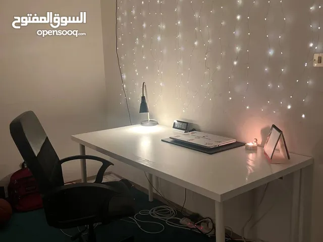 مكتب و كرسي و ضوء للبيع