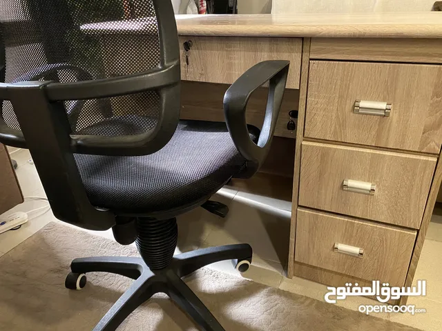 مكتب و كرسي بحالة جيدة