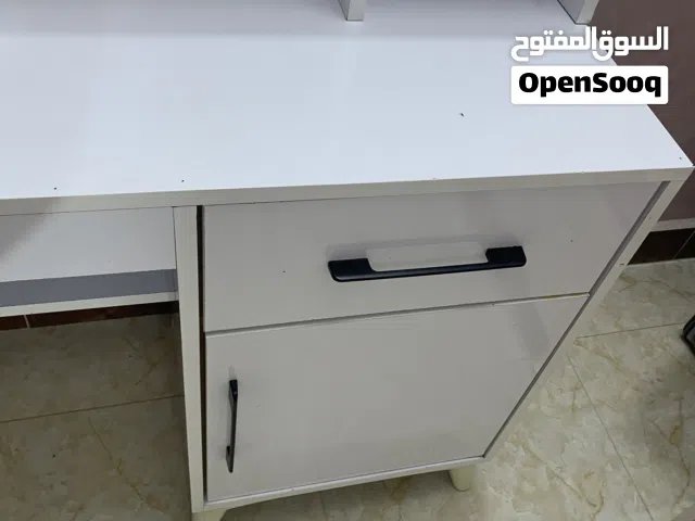 ميز دراسي نظيف جداً