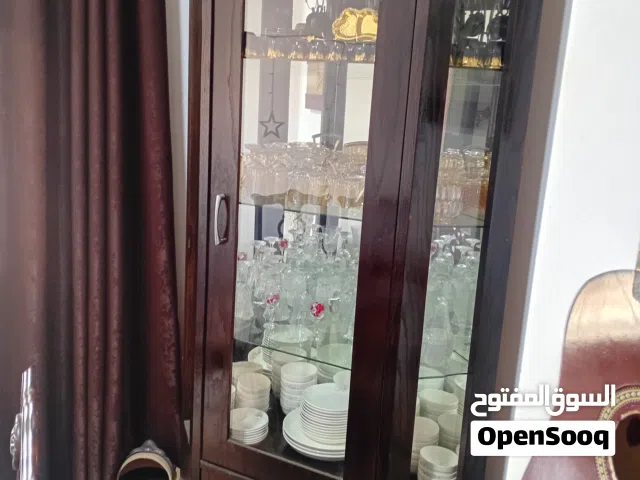 طاولة سفرة مع فضية زاوية مع 8 مقاعد بحالة ممتازة