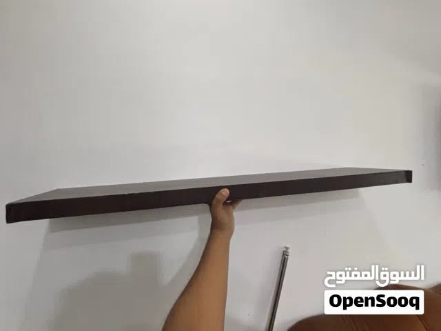 رف خشب مستعمل بجوده ممتازه تصلح للغرف و المطبخ و الصاله