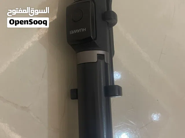 إستاند سيلفي للتصوير عن بعد أو ممكن تحط عليه التلفون تحضر فيها فيديوهات عن بعد أيضا ويمتد إلى مترين
