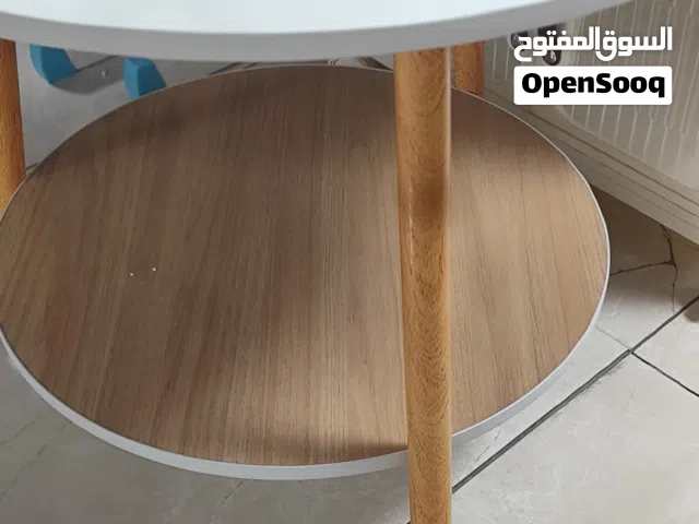 طاولة جانبية بتصميم عصري وأنيق