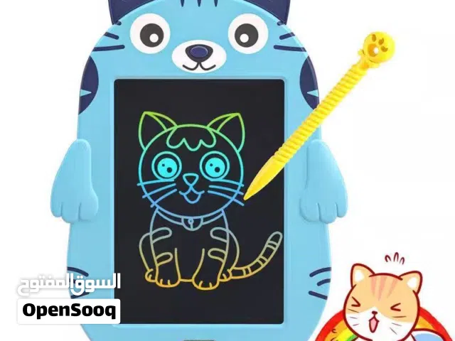 هذا الجهاز هو لوح كتابة ورسم للأطفال بتصميم كرتوني على شكل قطة زرقاء.