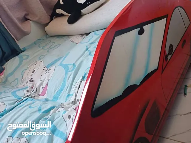 للبيع سرير اطفال على شكل سيارة 100 ×200 مع مرتبة طبي