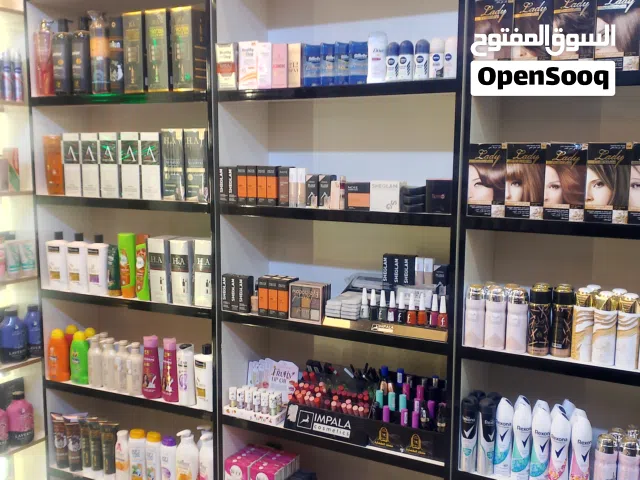 فاترينات مكياج أو عطور