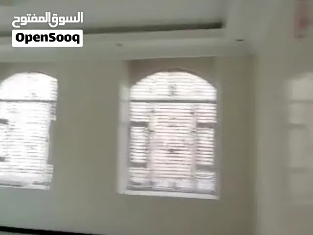 شقه للايجار سكنيه علا شارع حده قريب جوله المصباحي ومركز العزاني ثلاث غرف ب 120